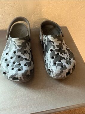 Crocs- Gray Camo